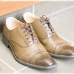 【浮気の結果】予定より１日早く出張から帰ると、玄関に男物の靴が…。リビングに行くとソファの上で妻と俺の知らない男が重なっていた！