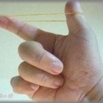 【キモすぎ】ピクニック中、いきなり彼が私の足をペシペシ輪ゴムで攻撃してきた。「痛いよーどうしたの？」と言うと、今度は彼自分の足をペシペシ。「やめなよー痛いでしょ」と手で押さえたら、今度は私の手にペシッと当ててきた。そして彼は嬉しそうに笑って・・・