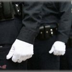 【笑うw】公園で、背中に「police」と書いてあるジャージの集団が現れ、ピシッピシッと白い手袋をつけ始めた。「事件かしらね？」と見ていると、リーダーが片手を上げてサッと合図した。すると集団は一斉に・・・