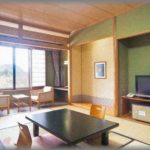 【友やめ】友人との旅行先で、旅館の部屋が新館と本館に分かれた。友人に「ボロ部屋だと眠れないの〜私が新館でいい？」と頼まれ私は本館に。その後私の部屋を見にきた友人は、恨みがましい目で私を見て・・・