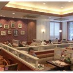 【キチママ】5ヶ月の娘を連れてと父とファミレスへ。「ゆっくり食べてていいよ」と父がグズった娘を連れて外に出て行った。私がドリンクバーに行って戻ると、なぜか私のカバンが隣の子連れママのテーブルにあって・・・