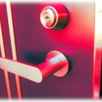 【恐怖】夜中、育児で疲れ切りぼーっとしていたら変な音が玄関から聞こえ、キシキシ音と共に鍵がゆっくりと回りだした…。