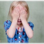 【相談】私「旦那の同僚Aさんは子供が大好きらしいが、うちに来ては娘の嫌がるようなことをする」スレ民「Aやばすぎる！逃げて！」