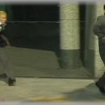 【衝撃体験】飲んだ帰り、コンビニ寄って歩いてるとオヤジ狩りに遭遇、俺はコンビニの袋を振り回して反撃した。気がついたらDQNの一人が「ツー、ツッツー」と