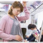 【妊婦様】臨月の検診に行くとき、地下鉄に乗ったらあいにく満席。若い女の子の前に立ったんだけど完全に無視され、隣に座ってた女性が見かねて席を譲ってくれた。しばらくすると、その若い女の子はなんと・・・