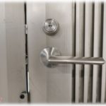 【衝撃体験】玄関「ドンドンドン！ピンポンピンポン！」私「何事？！」ドアを開けると女の子がうずくまっていて…。