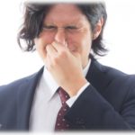 【恐怖】同僚「グィィィ！」→クネクネしながら部屋を出て行った→部屋が激臭！！隣を見ると…