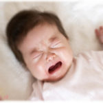 【怖い話】アパートで毎晩夜泣きの声がひどく、赤ちゃんの母親はいつもすみませんと謝っていた。ある夜ものすごい泣き声が止まらず、他の部屋のおばちゃんが見かねて「ちょっとだっこさせて」と申し出て、私と二人で赤ちゃんを預かることに。ところが部屋に入って、私たちは凍りついた・・・！