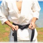 【スカッとする話】黒帯持ち小舅が私たち夫婦を蔑み、何度も隠れて小突かれた。あまりにきつくなってきた私の対抗策は…。