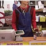 【ムカつく店員】レンタルDVDショップで、長蛇の列なのにレジが1つしか開いてない。イラつく客を尻目に、3人の店員が談笑しながら何かやってる。一人の客が「もう1つレジ開けてくれない？」と言うと、店員は客を見もせずに「おいレジ開けろってよ？」「だってこれ終わってねーじゃん」とクスクス。ブチギレた客は・・・