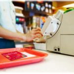 【イラっとする店員】買い物した時、年齢確認で提示した免許証とクレジットカードを店員が返さないまま次の客の会計をしようとしてたので・・・