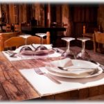 【泣き寝入り】初任給で母の誕生日をやろうとレストランを予約したが、時間を過ぎても呼ばれない。おかしいと思って店員に確認すると…。