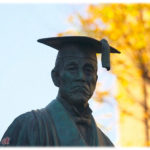 【不幸な結婚式】早稲田出身が多い新婦一族。披露宴の席で「早稲田以外は大学じゃねー！」と早稲田卒業生を集めて騒ぎ出した。挙句、新婦叔父が新郎友人席に行き「お前らの学歴はなんだ？どうせ糞大学だろw」と問い詰めた　→ 結果