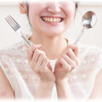 【ずうずうしい話】後輩Aはランチや休憩時間に「美味しそう！ください！」とたかってきて、了承も得ずに食べてしまう非常識人間。ある日、チームの飲み会でAが「なんで私って結婚できないんですかねー？」とくだをまきだした。酒が回っていた私たちはすかさず、口を揃えて言ってはいけない一言をw