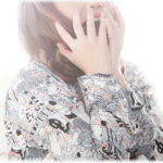 【衝撃体験】歩道を歩いてたら、私の前を歩いてた女性のバレッタの飾り部分がポロッと落ちた。「落ちましたよっ！」と言うと、その女性が立ち止まって振り向いた。その直後、ドスっと鈍い音が・・・