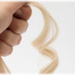 【恐怖】電車で髪を触ってきた男の手を払うと「君の髪が当たって気分が悪かった」と言われたがこれはおかしい。しかもこの男…。