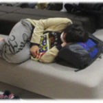 【衝撃体験】友達と大学の廊下を歩いてたら、ソファーで横になって寝てる女の子がいた。「こんなとこで寝るなんて非常識だねー」と言いながらその場をスルー。ところがなんと・・・！