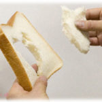 【マニアック】若かりし頃、食パンは厚切り派だった。木炭デッサンを消すためには厚切りが都合いいから。でもそのうち知恵がついてきて・・・