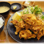 【スカッとする話】定食屋で唐揚げ定食を頼んだら、バイト仲間の一人が「「信じらんねー！こいつ唐揚げ全部食ったよwww最初に2個渡すじゃん普通www」と大声で言ってきたので・・・