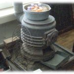 【懐かしい話】うちの高校は古い校舎でコークスのストーブがあった。そこでみんな食べ物焼いてたんだけどある日とあるものを焼いたら…ｗ