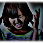 【怖い話】女友達「誰もいない部屋でものが動いたり水が流れたりする。助けて」→家が近い俺が行くことになったのだが、結果は女友達が転落死。その経緯は…。