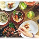 【スカッとする話】姑「あなたの席はここ」私「うわー！（ドラマみたいな嫁いびりだ！）」→姑「何してるの！失礼じゃない！」