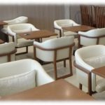 【DQN返し】空港ラウンジで、夫婦＆老婦人2人の会話。老1「私は息子と座りたいのよ！」女性「私は母と座ります」→GJな行動に