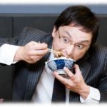 【辛い話】家に帰ると冷蔵庫の中身は夫に全て食べつくされ洗い物は放置。そんな惨状が続いて心が折れて泣いてしまったんだが夫は…。