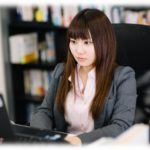 【過去】同僚に仕事を丸投げされていたがお人好しすぎて気づかなかった私は、自分の仕事を後回しにするから社内評価は悪かった。その後部署異動があったのだが…。