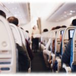 【愚痴】飛行機下りようとしたら通路側にいた男に「父は障碍者だから歩けない。最後まで待て」と言われた。人を待たせてるから無理と言ったら…。