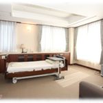 【怖い話】入院中の父が母を呼び出したので、母は自営店のパートに帰ってもらって店を閉めて病院へ向かったのだが…。何故あなたが父の病室に…？