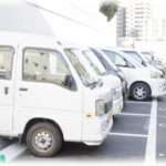 【イラッとする話】23時過ぎにチャイムが鳴って、出ると警察だった。俺が駐車場で車をこすって、ワンボックスに傷をつけた容疑らしい。駐車場に行ってみると