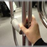 【老害】足親指の巻き爪の手術をした。激痛の中松葉杖をついて電車に乗り運良く座れたが、目の前に登山帰りと思われる爺さん婆さんが立った。