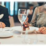 【引いた話】友人結婚式で。新郎伯母「うちの息子もお相手さがしてるのよ。ねぇあなた」←息子の年齢にも引いたしこのおばさんの態度にもドン引き…。