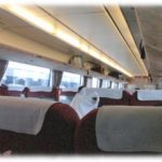 【スカッとする話】一日中ダイヤが乱れてた路線で特急に乗ったら、頑なに鞄を座席から降ろさないおっさんがいたんだけど…。