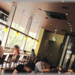 【スカッとする復讐】２週間ぶりに単身赴任先から帰宅途中にスタバに入ると嫁と嫁友がいた。なんとなくスマホを席の仕切りに置いて録音して、こっそり会話を