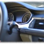 【セコキチ】スーパーで給油中、目を離した隙に近所のママさんに車に乗り込まれてた。知らずに車を走らせた私は…