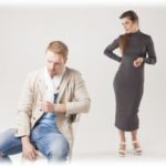 【愚痴】私の父は、私が小学生のとき同級生の母親と不倫しバレて離婚＆同級生の母親と結婚した。その後も親の都合で私と同級生は同じ学校に通っていたが、その後は別々の中学になったので私は引っ越した。その父が亡くなり新盆の出欠をどうするか同級生だった子から連絡があったんだけど、すごく複雑な気持ち…。だって去年の葬式の後…。