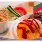 【泣ける話】お子様ランチを食べずに空席に置く夫婦にウエイトレスが声をかけた。夫婦の返答に対する行動が素晴らしい。