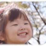 【ほっこり】スーパーにて。女の子「唐揚げ食べたい！ほっぺふたつあるからふたつ！」お母さん「あら、じゃあ…」女の子「！」