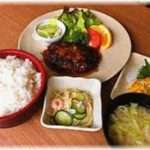 【エネ夫】夫は私の料理を食べると「かあさんのとちょっと違うなあ」と言ってた。腹は立ったがこんなもんかと思っていたが、トメにレシピを教わっても「全然違う」と言うし、トメ作の料理でも私作だと言うと「マズい」と言う。ついにトメも「あの子舌がおかしくなってるのかしら？」と言い出して……