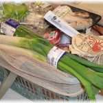 【スカッとする話】混んでいた狭いスーパーでレジにいた迷惑な親子連れ。子供がサッカー台に商品を並べたりしてかなり邪魔だったのに親は注意しない。腹を立てたおばさんが「その子障害があるの」と声をかけた。