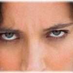 【修羅場】新幹線の2人掛け席の通路挟んだ向こう側から視線を感じた。その時、私の隣に座っていたのは10年ぶりくらいにたまたま会った幼馴染みの男。その視線の主は、幼馴染みの彼女さんで……