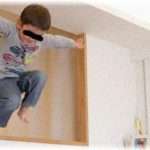 【スカッとするDQN返し】飲食店でバイト中、DQN親子が来店してきた。子どもは走りまわり案の定転倒！助け起こしたら母親に逆ギレされた。