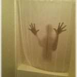 【浮気の修羅場】具合悪くなって仕事を早退すると、玄関には彼女の靴と、しらない男の靴。風呂場からはイチャイチャ声。「やられちゃってるかね」と思い、風呂場の扉の前にソファーを設置して閉じ込めてやった。