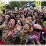 【スカッとするDQN返し】ラーメン屋で30分並んでたら、前のおばさんがこっちっこっちと友達を割り込ませたが、さらに前にいた学生がDQN返しした。