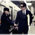 【スカッとするDQN返し】電車内で、でかい声で電話している女と、居眠りしていた男性が小競り合いになった。そしたら女が急に悲鳴を上げて男性の手を取り｢この人痴漢です!｣とか言いやがったが、次の瞬間