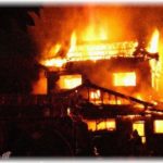 【怖い浮気話】嫁が4歳の息子を置いて親戚の葬式に出かけている間に、出会い系で知り合った女を家に呼んで、子どもが寝た後に、ホテルに行った。早朝になり、家に帰ると家が無かった。まじで燃えつきてた！