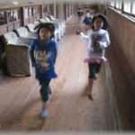 【修羅場】小学生の頃、給食の時間に低学年クラスの方から悲鳴が上がった。妹の友達が駆け込んできて「妹ちゃんがー!!」とギャン泣き。何ごとかと妹のクラスに行ってみると！