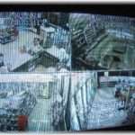 【怖い体験談】僕がコンビニでバイトをしてた時、深夜に事務所で漫画を読んでいた。数十分後、監視カメラのモニターに客が、メロディーを聞き漏らしたかと思ったが、レジ前の映像だけをモニターに映し出すと・・・